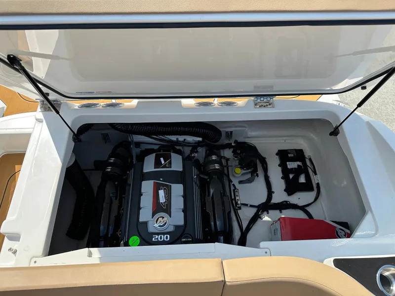 Slide: The Image of Bayliner V20i 2026 - 35