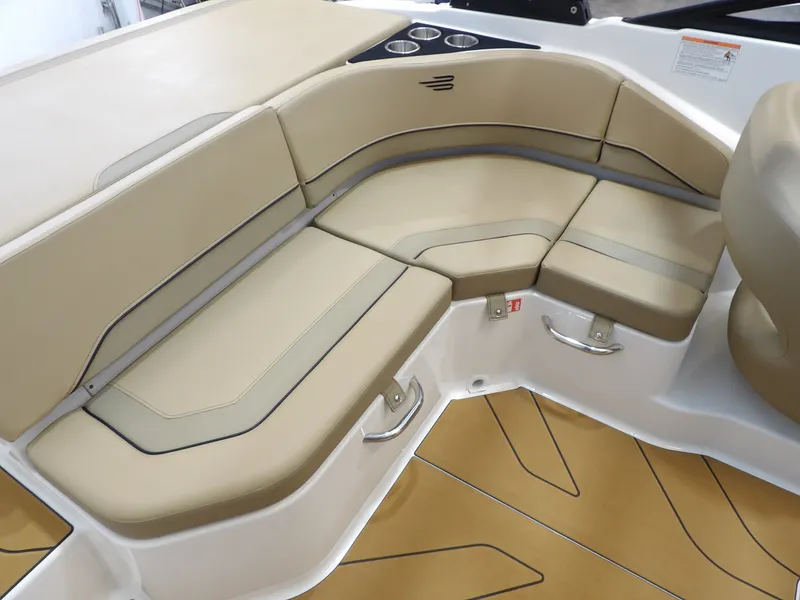 Slide: The Image of Bayliner V20i 2026 - 15
