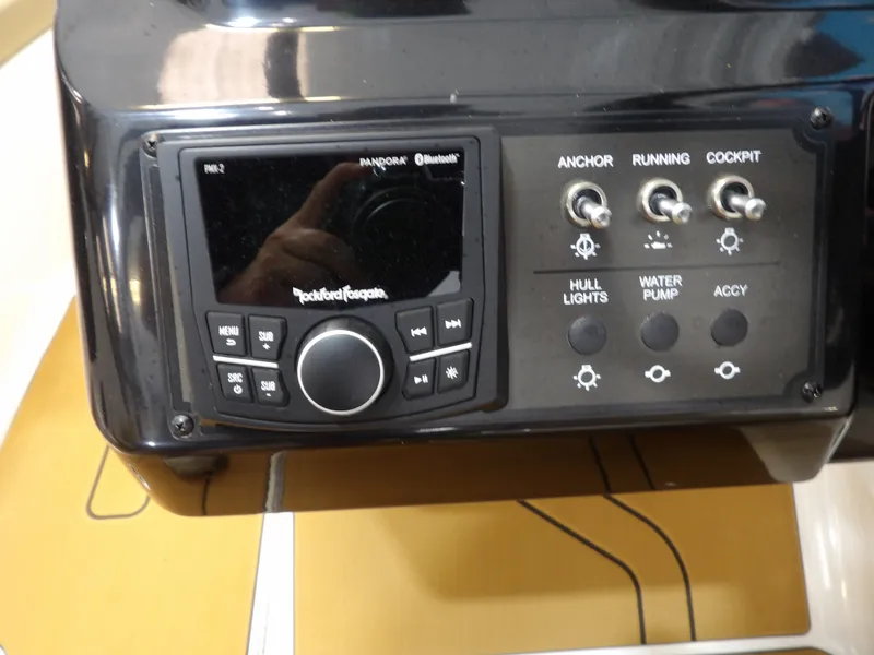 Slide: The Image of Bayliner V20i 2026 - 20