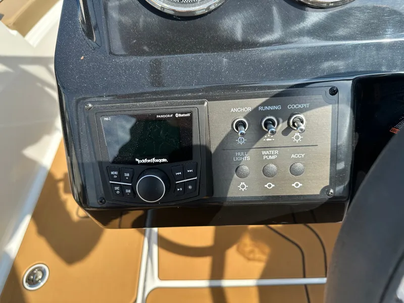 Slide: The Image of Bayliner V20i 2026 - 44