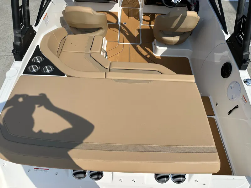 Slide: The Image of Bayliner V20i 2026 - 33
