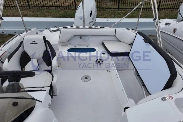 Slide: The Image of Stingray 20 SC 2027: Spacious cockpit with white upholstery and modern design. - 12