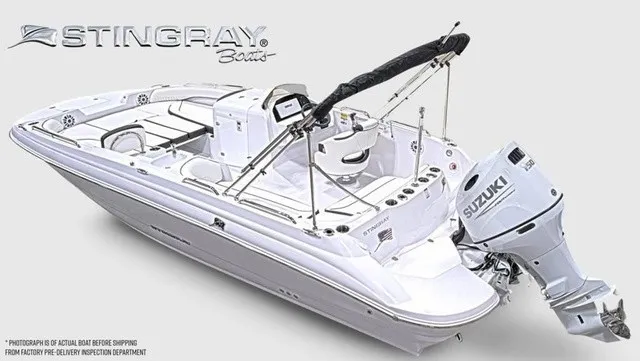 Slide: The Image of Stingray 22 SC 2027: Sleek white motorboat with Suzuki outboard engine, perfect for leisure activities. - 10
