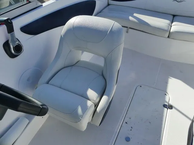 Slide: The Image of Rinker 186 Captiva Bowrider 2016 - 9