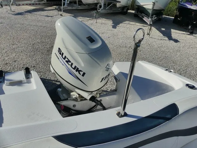 Slide: The Image of Rinker 186 Captiva Bowrider 2016 - 5