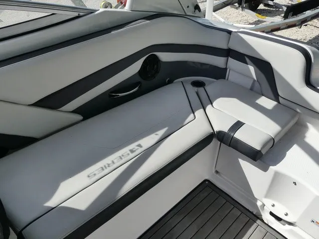 Slide: The Image of Yamaha 242 Limited S 2017 - 6
