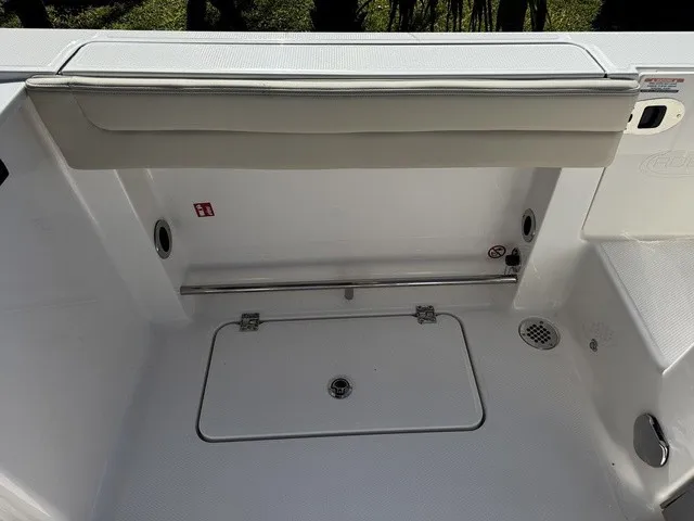 Slide: The Image of Robalo R257 Dual Console 2026 - 5