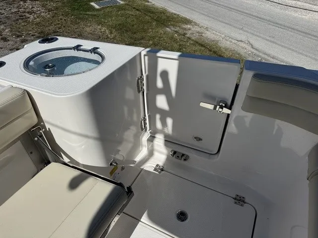 Slide: The Image of Robalo R257 Dual Console 2026 - 9