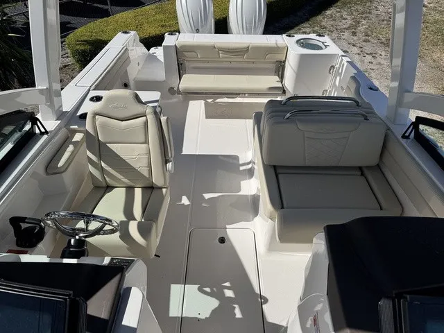 Slide: The Image of Robalo R257 Dual Console 2026 - 21