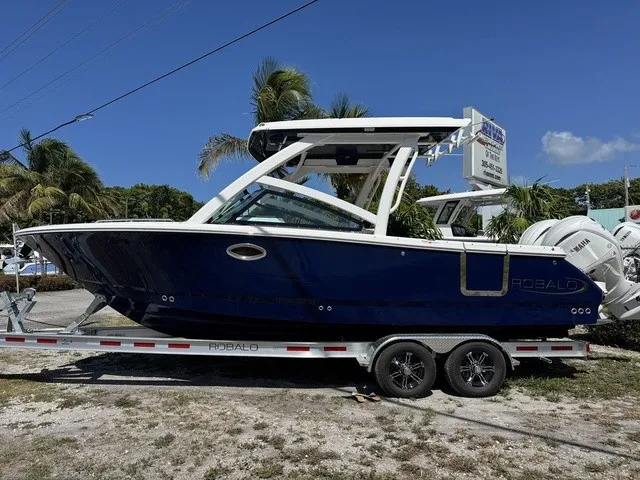 The Image of Robalo R257 Dual Console 2026 - 1
