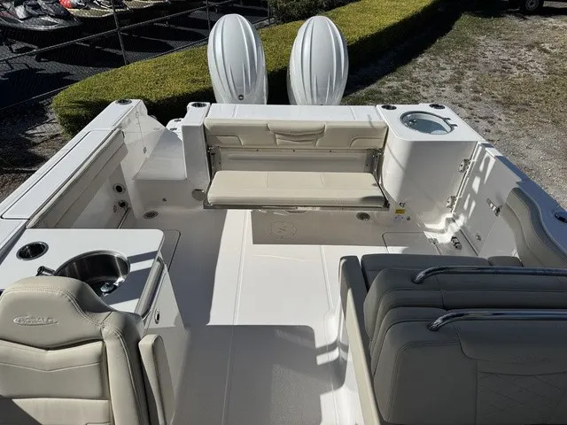 Slide: The Image of Robalo R257 Dual Console 2026 - 24