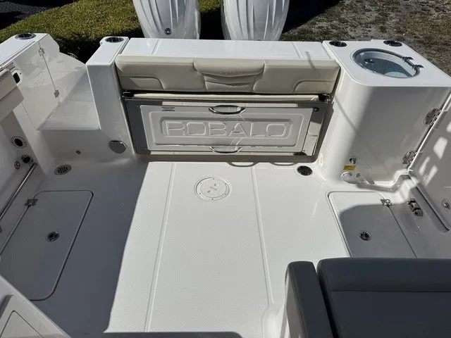 Slide: The Image of Robalo R257 Dual Console 2026 - 7