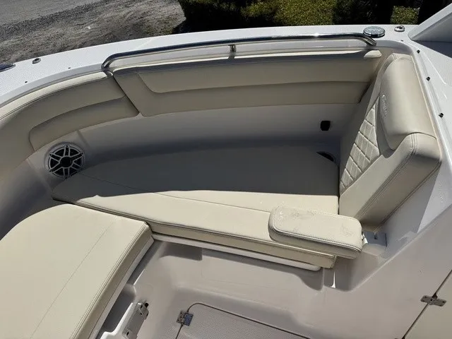 Slide: The Image of Robalo R257 Dual Console 2026 - 18