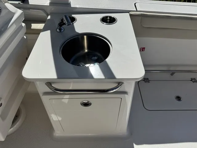 Slide: The Image of Robalo R257 Dual Console 2026 - 6