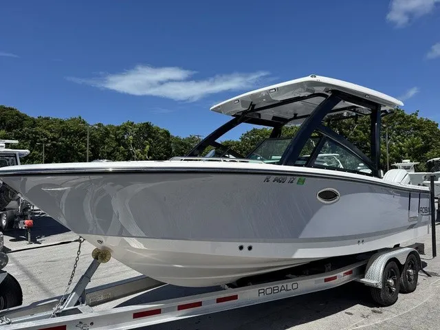 Slide: The Image of Robalo R257 Dual Console 2025 - 2