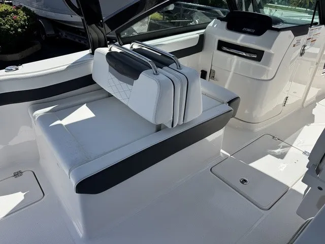 Slide: The Image of Robalo R257 Dual Console 2025 - 16
