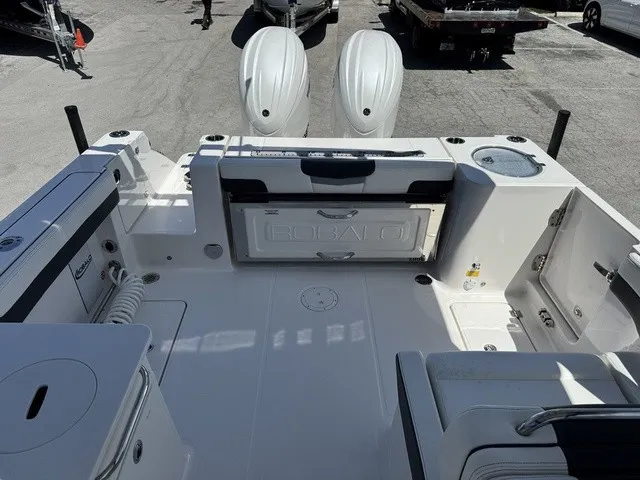 Slide: The Image of Robalo R257 Dual Console 2025 - 34