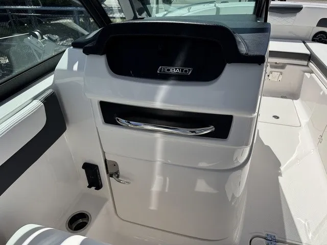 Slide: The Image of Robalo R257 Dual Console 2025 - 18