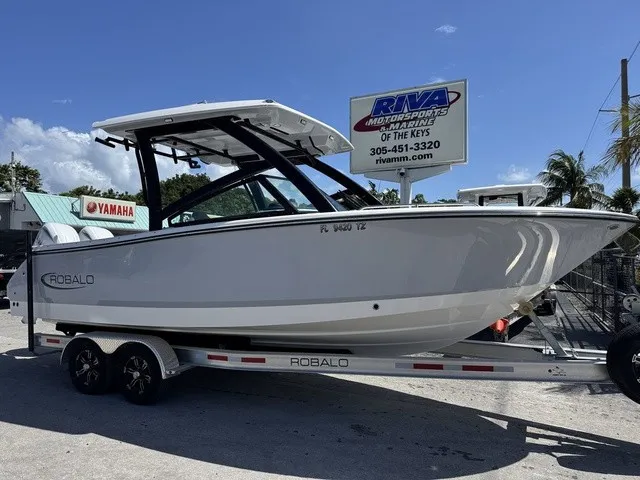 The Image of Robalo R257 Dual Console 2025 - 1