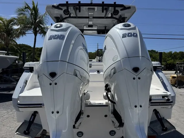 Slide: The Image of Robalo R257 Dual Console 2025 - 4