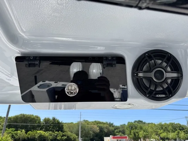 Slide: The Image of Robalo R257 Dual Console 2025 - 26