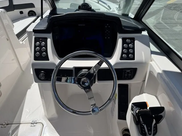 Slide: The Image of Robalo R257 Dual Console 2025 - 22