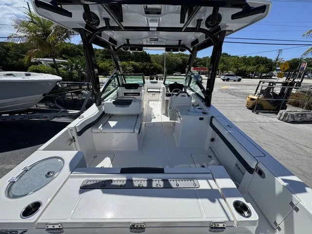 Slide: The Image of Robalo R257 Dual Console 2025 - 7