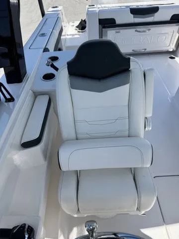 Slide: The Image of Robalo R257 Dual Console 2025 - 21