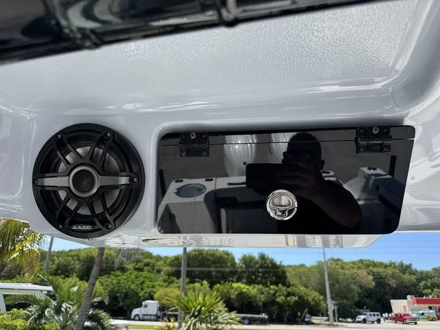 Slide: The Image of Robalo R257 Dual Console 2025 - 27