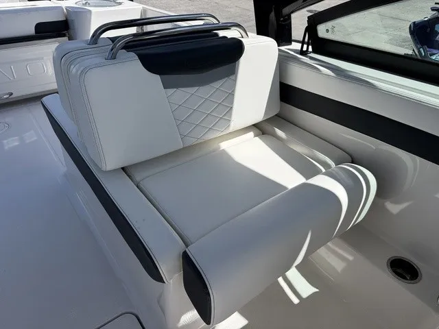 Slide: The Image of Robalo R257 Dual Console 2025 - 32