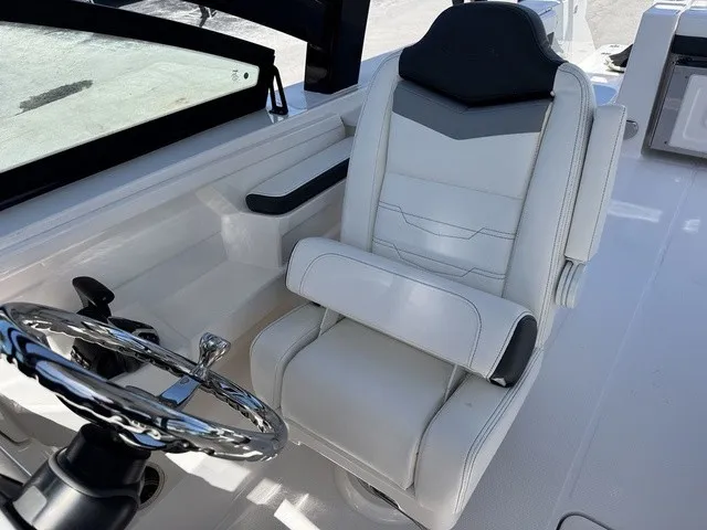 Slide: The Image of Robalo R257 Dual Console 2025 - 33