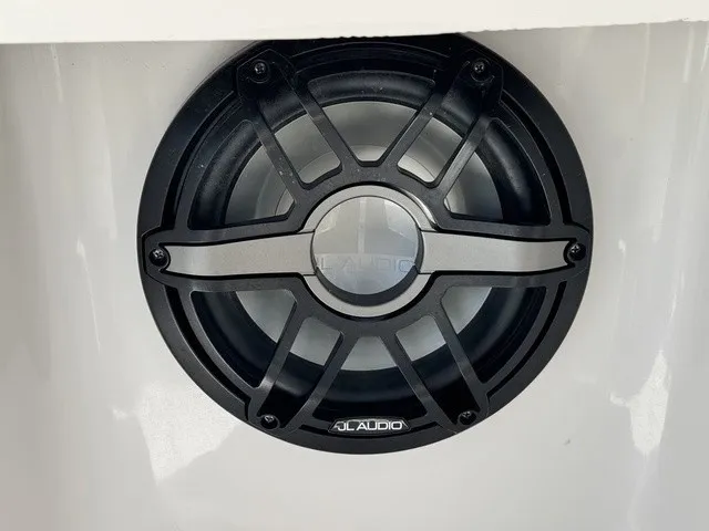 Slide: The Image of Robalo R257 Dual Console 2025 - 24
