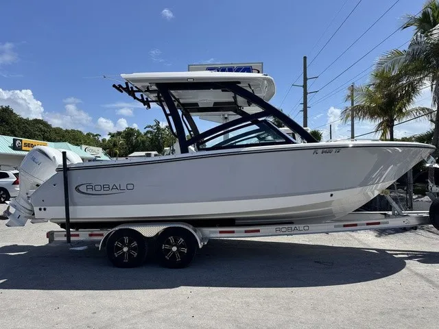 Slide: The Image of Robalo R257 Dual Console 2025 - 6