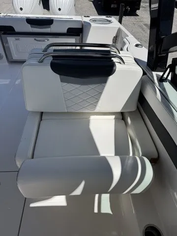 Slide: The Image of Robalo R257 Dual Console 2025 - 20
