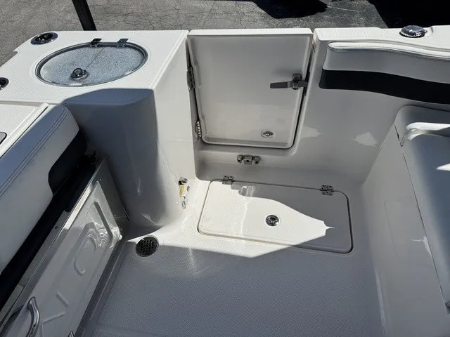 Slide: The Image of Robalo R257 Dual Console 2025 - 15