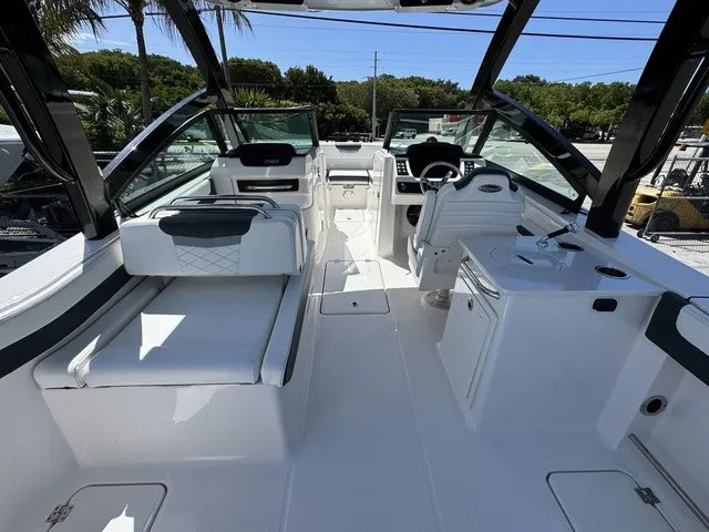 Slide: The Image of Robalo R257 Dual Console 2025 - 9