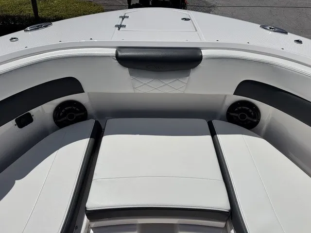 Slide: The Image of Robalo R257 Dual Console 2025 - 29