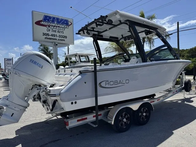 Slide: The Image of Robalo R257 Dual Console 2025 - 5