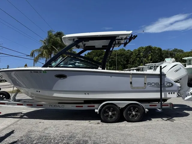 Slide: The Image of Robalo R257 Dual Console 2025 - 3