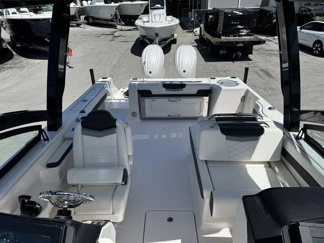 Slide: The Image of Robalo R257 Dual Console 2025 - 31