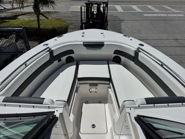 Slide: The Image of Robalo R257 Dual Console 2025 - 28