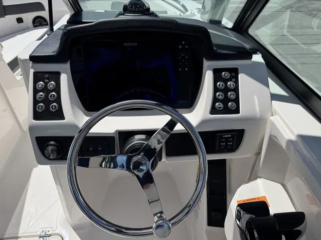 Slide: The Image of Robalo R257 Dual Console 2025 - 25