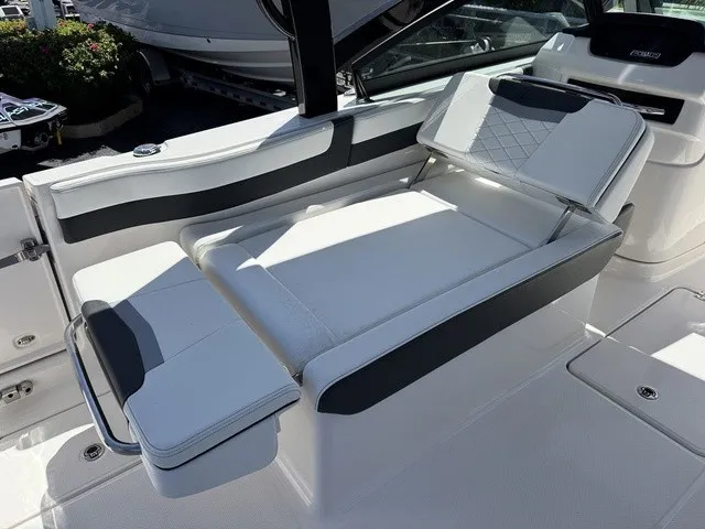 Slide: The Image of Robalo R257 Dual Console 2025 - 17