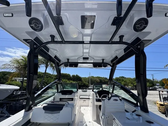Slide: The Image of Robalo R257 Dual Console 2025 - 10