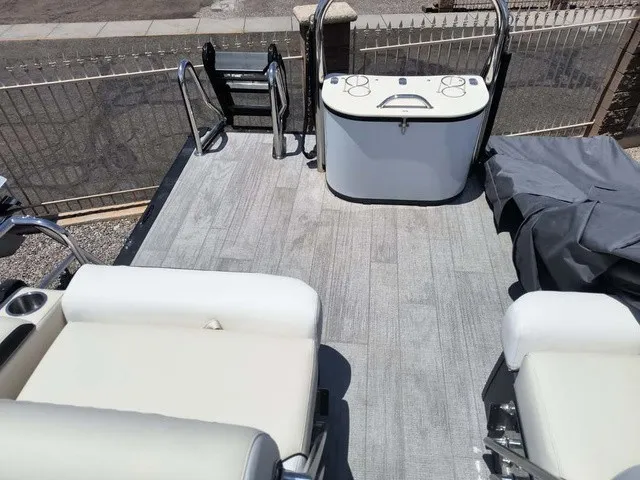 Slide: The Image of Avalon Catalina Quad Lounger Shift 25 FT 2026 - 21