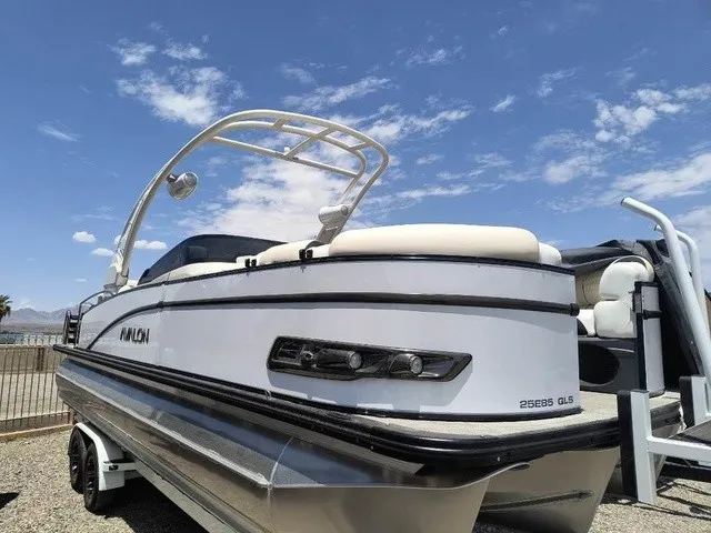 Slide: The Image of Avalon Catalina Quad Lounger Shift 25 FT 2026 - 6