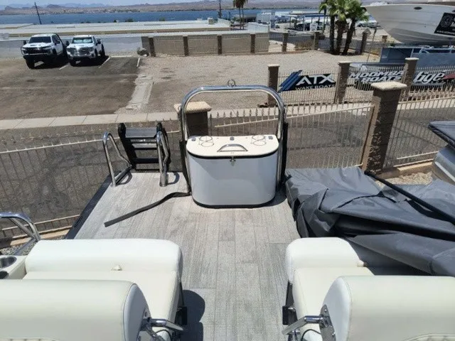 Slide: The Image of Avalon Catalina Quad Lounger Shift 25 FT 2026 - 23