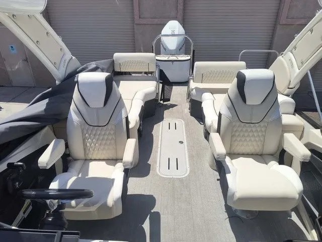 Slide: The Image of Avalon Catalina Quad Lounger Shift 25 FT 2026 - 7