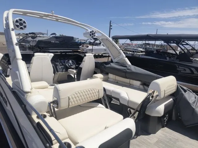 Slide: The Image of Avalon Catalina Quad Lounger Shift 25 FT 2026 - 11