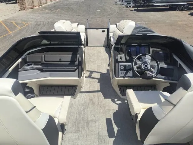 Slide: The Image of Avalon Catalina Quad Lounger Shift 25 FT 2026 - 13